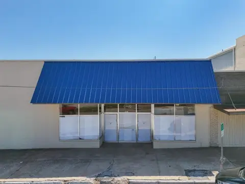 Spacious Commercial Building in Shawnee