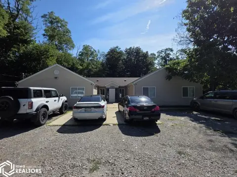 Single-Level Quadplex with Laundry