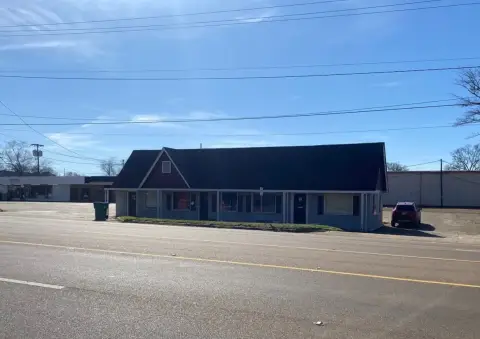 Kosciusko Commercial Building on Hwy