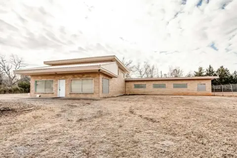 Commercial Building on Large Lot