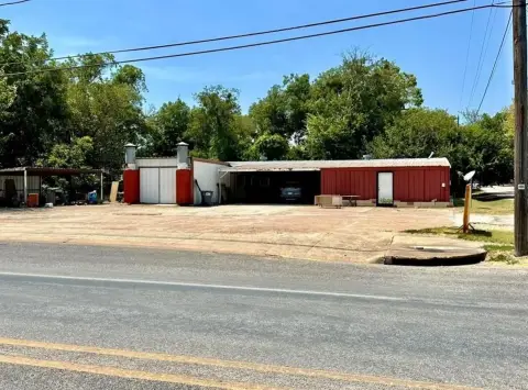 De Leon Warehouse with Office