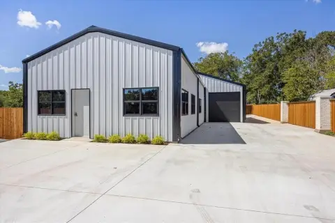 Versatile Commercial Building in Granbury