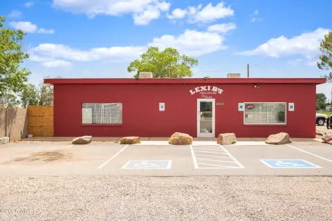Diner-Style Restaurant with Commercial Kitchen