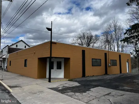 Retail Building with Loading Access