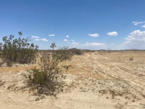 Land in Lake Los Angeles