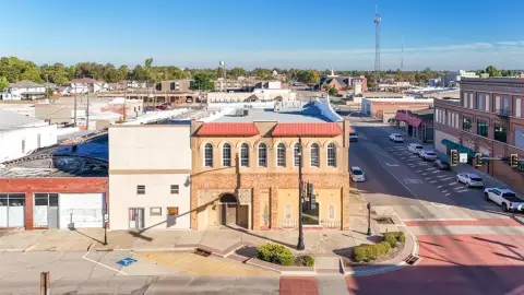Versatile Commercial Space in Shawnee