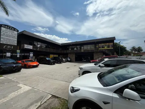 Calle Ocho Commercial Space