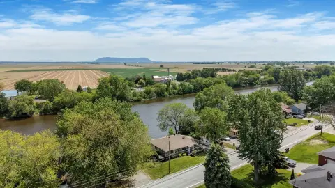 Waterfront Duplex with Basement Apartment