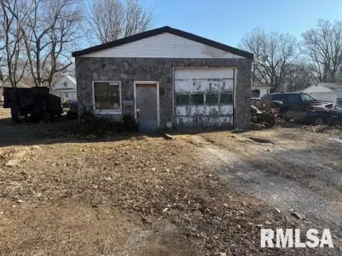 Auto Body Shop with Lot