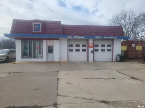 Commercial Building in Downtown Rushville