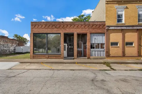 Commercial Building in Deland, Illinois
