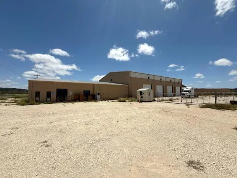 Ozona Warehouse with Wash-Bay