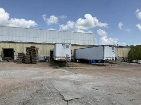 Dock-High Warehouse with Office