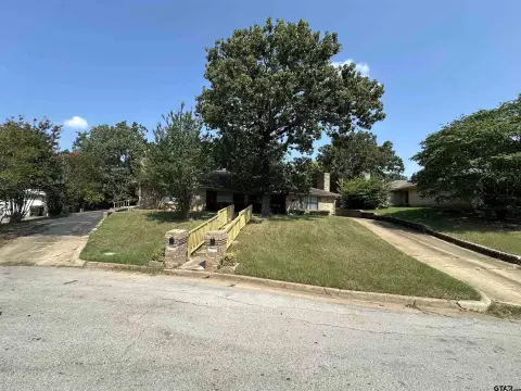 Spacious Duplex: Investment Opportunity