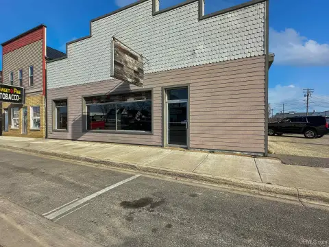 Versatile Commercial Building in Gladstone