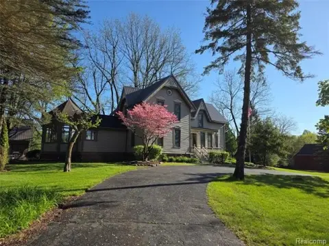Historical Victorian Farmhouse on Hunt Acres
