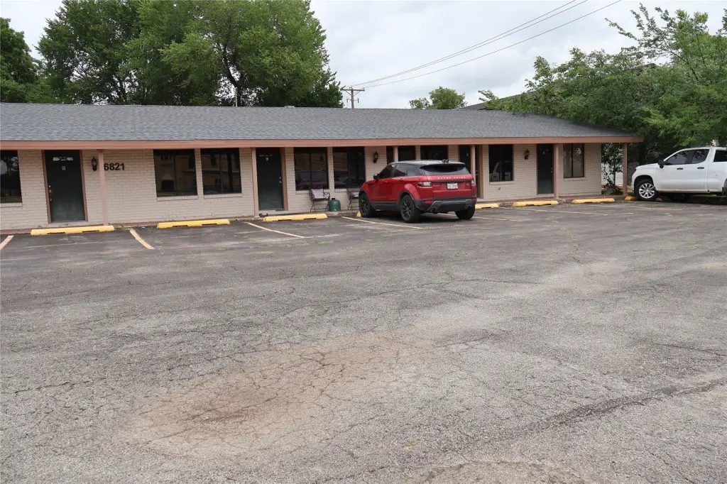 6821 Baker Blvd, Richland Hills, TX 76118-6378