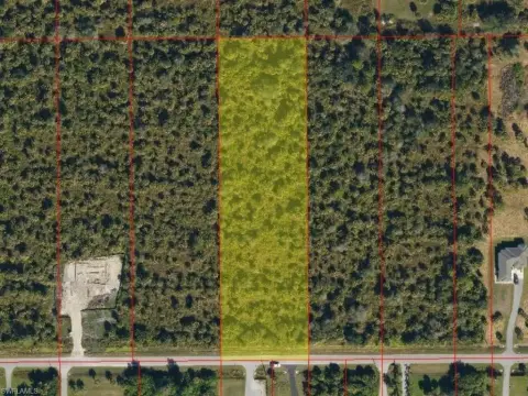 Spacious Land Parcel in Naples