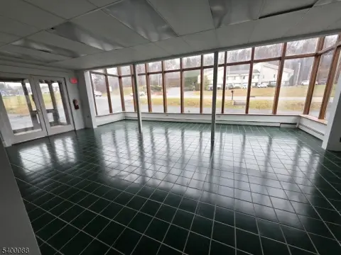 Prime Commercial Space on Route