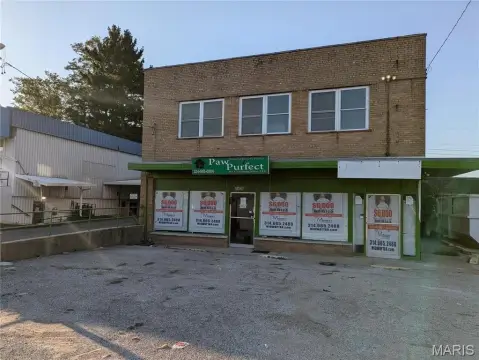 Dellwood Commercial Building with Retail Spaces