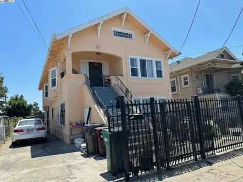 Oakland Quadruplex Near Transportation