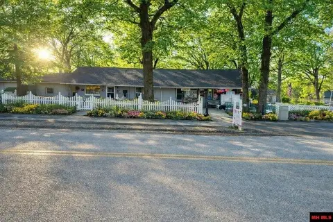 Lakefront Resort With Cabins