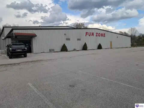 Radcliff Commercial Building with Amenities