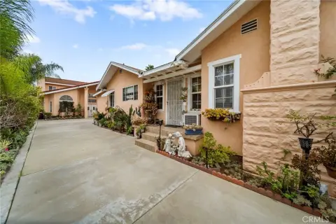 Los Angeles Duplex with Bonus