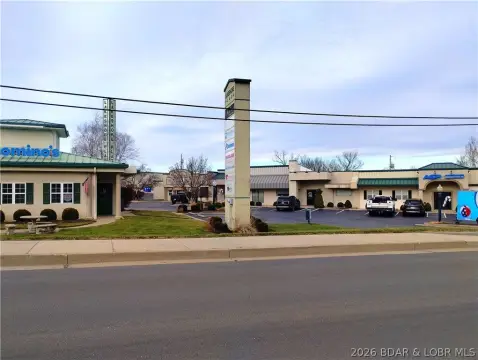 Well-Kept Shopping Plaza in Lake Ozark