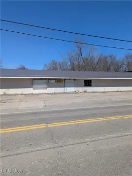 Retail Store on Large Lot