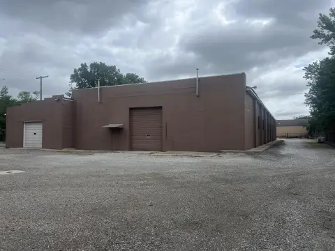 Spacious Warehouse with Yard Access