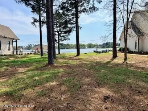 Waterfront Lot in Lake Caroline