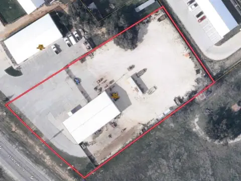 Stephenville Retail/Showroom with Fenced Yard