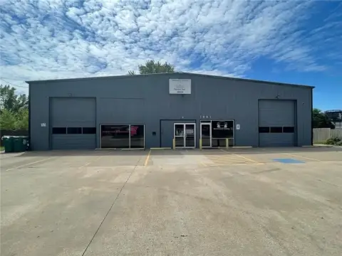 Versatile Warehouse in Central Springdale