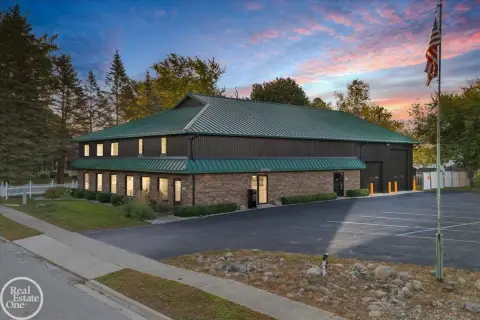 Versatile Commercial Building in Saint Clair