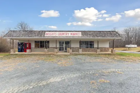 Spacious Storefront Near Leesville Lake