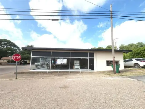 Versatile Commercial Space in Hamilton, TX