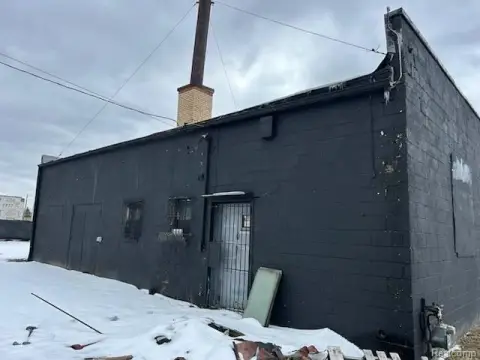 Detroit Commercial Building on McNichols