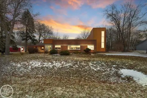 Versatile Commercial Space in Fort Gratiot