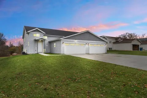 Like-New Duplex in Grand Rapids