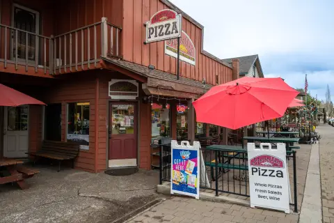 Profitable Pizzeria in Downtown Sisters