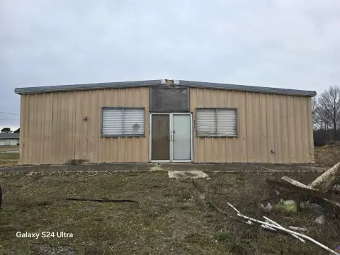 Lonoke Shop on Corner Lot