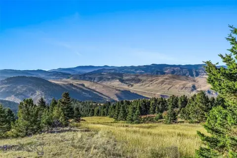 Livingston Land with Mountain Views