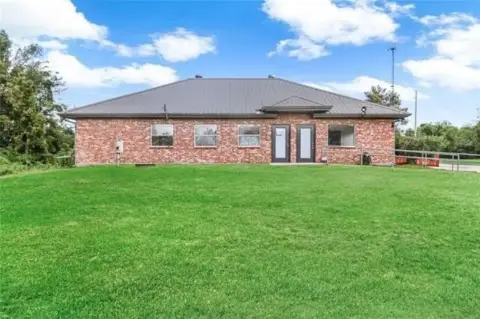 Commercial Space with Oversized Lot