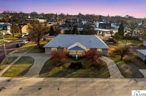 Versatile Commercial Building in Blue Earth