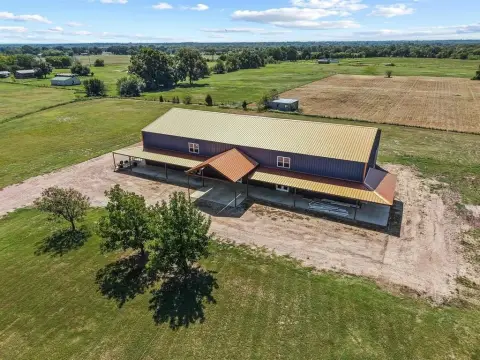Versatile Barndominium on Sprawling Acreage