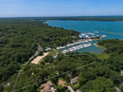 Waterfront Restaurant Venue in East Hampton