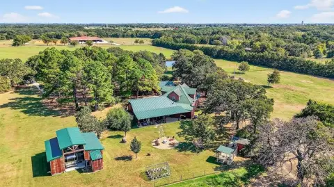 Whitesboro Ranch Estate with Equestrian Features