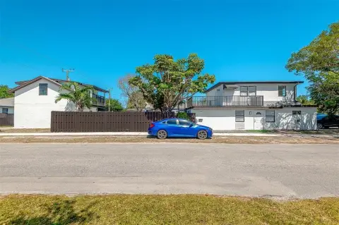 Hollywood Fourplex with Swimming Pool