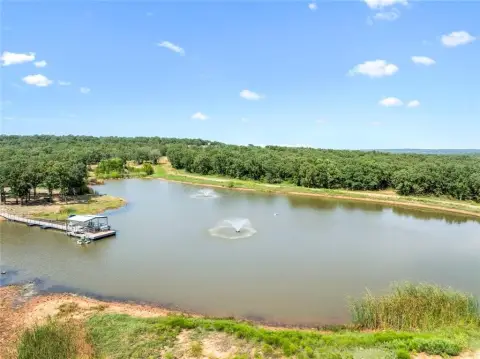 Bowie Ranch with Private Lake